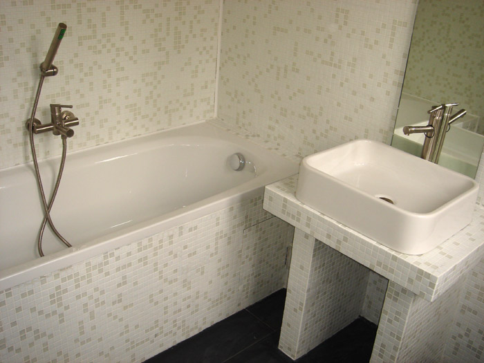 salle de bain en faillence, baignoire et robinetterie design