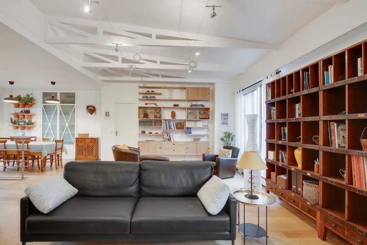 Home-staging dans une maison : salon-canape-duvivier-bibliotheque-string-furniture-kaizo-studio-maison-bourg-la-reine-2-web
