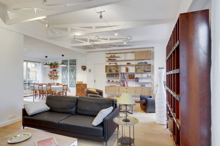 Home-staging dans une maison : salon-canape-duvivier-bibliotheque-string-furniture-kaizo-studio-maison-bourg-la-reine-1-web