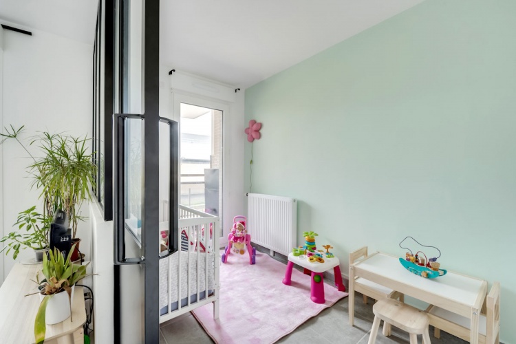 Amnagement dun appartement en VEFA : chambre-enfant-mur-vert-argan-tapis-rose-kaizo-studio-appartement-vefa-velizy-web