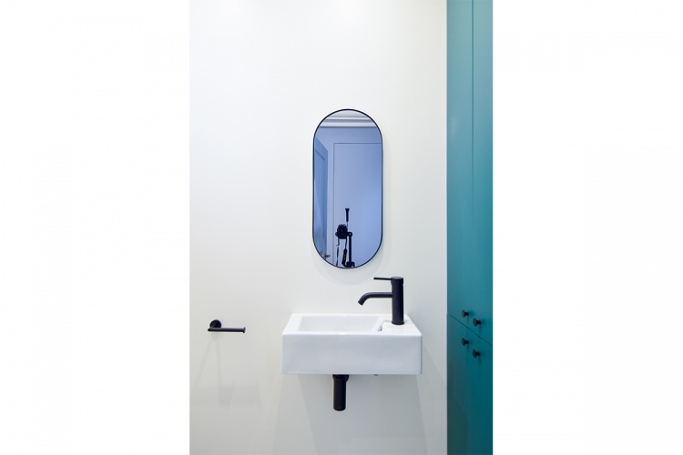 TOUR D'AUVERGNE : architecte-renovation-salle-de-bains-robinetterie-noire-2-AREA-Studio