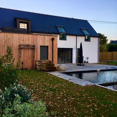 CONSTRUCTION D�UNE MAISON DE VACANCES : facade jardin + piscine naturelle + terrasse