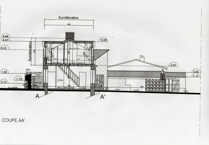 Sur�l�vation d'une maison et construction d'un garage : Coupe 