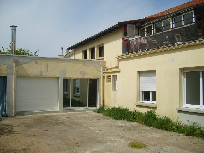 R�novation d'une maison et am�nagement de son extension ( projet en cours ) : Fa�ade sur cour : apr�s