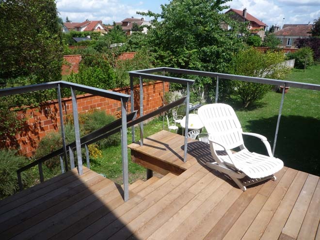 Extension en bois d'une meulière et terrasse : terrasse