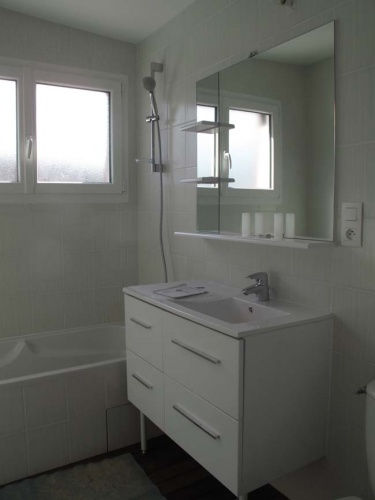 MAISONS  presque JUMELLES : sdb �tage