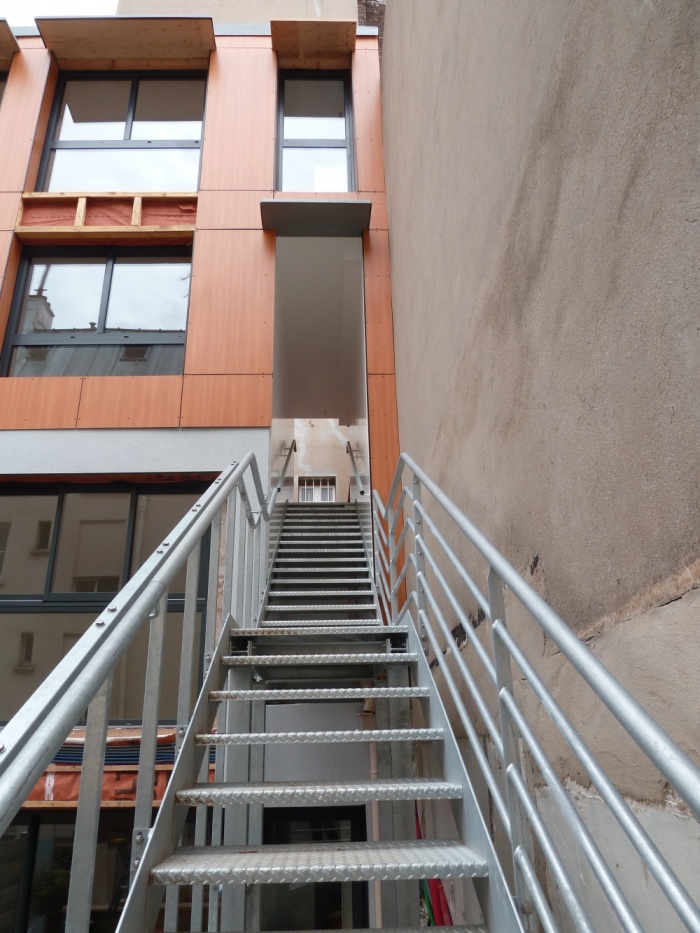 Trois maisons de ville, duplex et studio : escalier d'accs duplex et studio