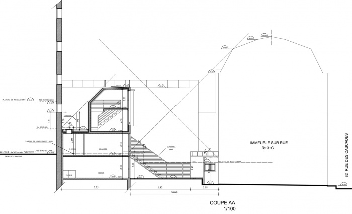 Trois maisons de ville, duplex et studio : coupe AA