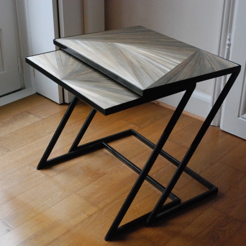 Cr�ation de tables gigognes en marquetterie de paille.