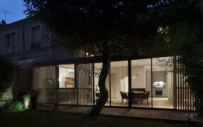 Extension de maison individuelle: structure métallique et habillage bois à claire-voie