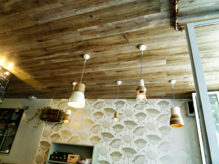 Restaurant : plafond bois
