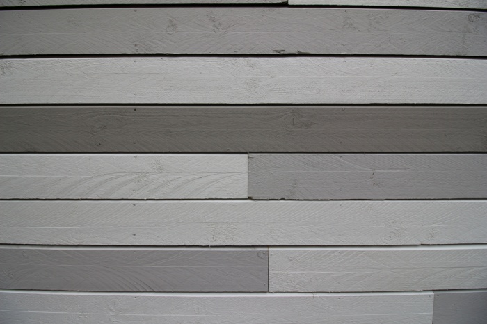 Extension et sur�l�vation d'une maison : d�tail du bardage peint.