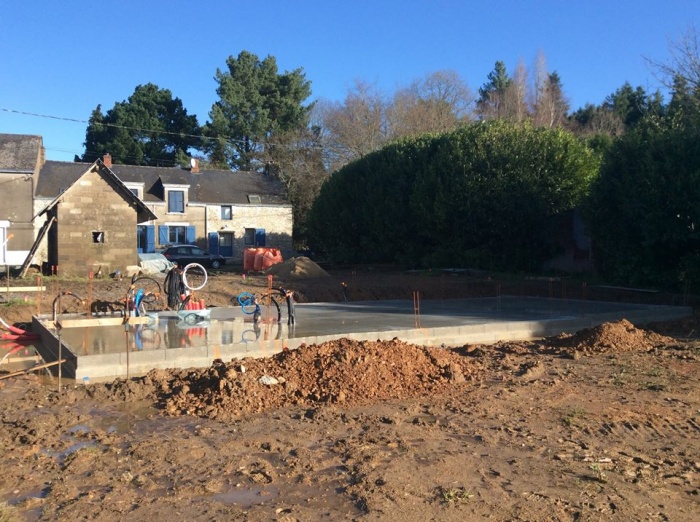 Construction � la campagne d'une maison bleue : Coulage de la dalle