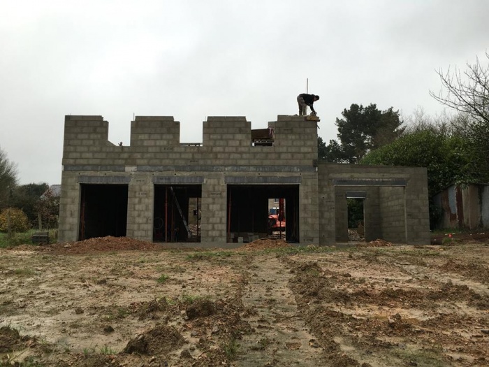 Construction � la campagne d'une maison bleue : en cours de construction