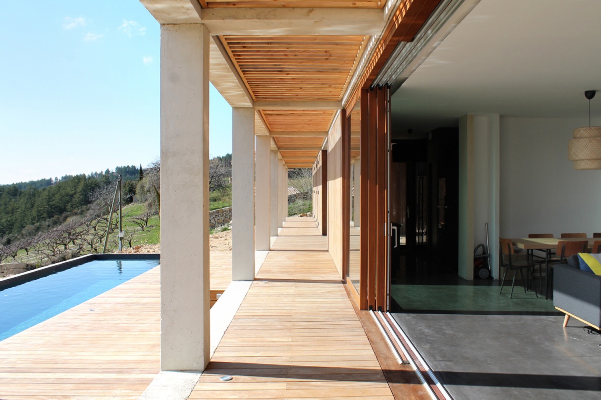 Maison de vacances b�ton et ossature bois : Coursive